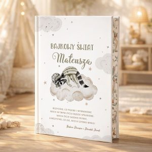 Książka z bajkami dla dzieci z imieniem Mateusz na okładce, ozdobiona pastelowymi chmurkami, gwiazdkami i dedykacją od babci i dziadka.