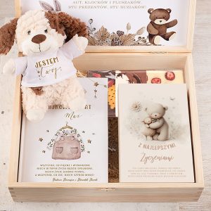 Drewniane pudełko z pluszowym psem w koszulce z napisem 'JESTEM TWOJ', obok znajdują się kartki z życzeniami oraz czekoladki, ozdobione ilustracjami misiów i kwiatów.