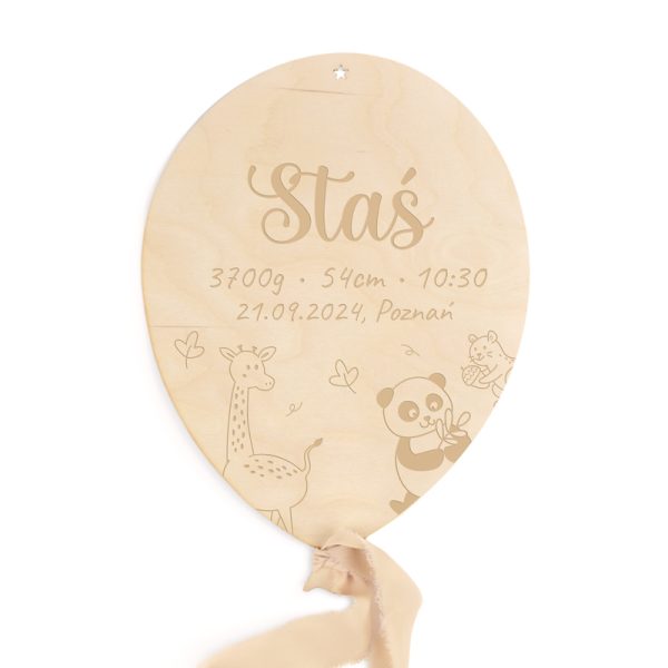 Balon drewniany ze wstążką i grawerem na powierzchni, który będzie zawierał imię dziecka i jego metryczkę