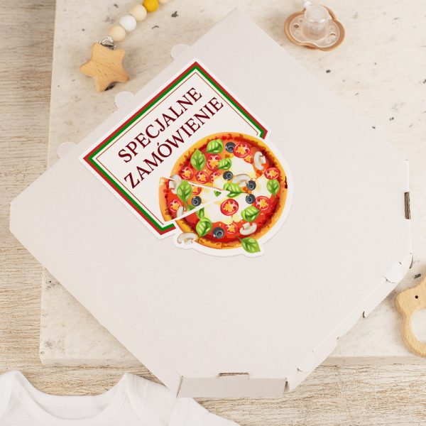 Powiadomienie o ciąży w pudełku na pizze z napisem Specjalne zamówienie - w środku body z napisem Kochanie będziesz tatą