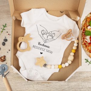 Powiadomienie o ciąży - pudełko na pizzę z body, gryzakiem i smoczkiem na zawieszce, wiadomość dla przyszłego taty