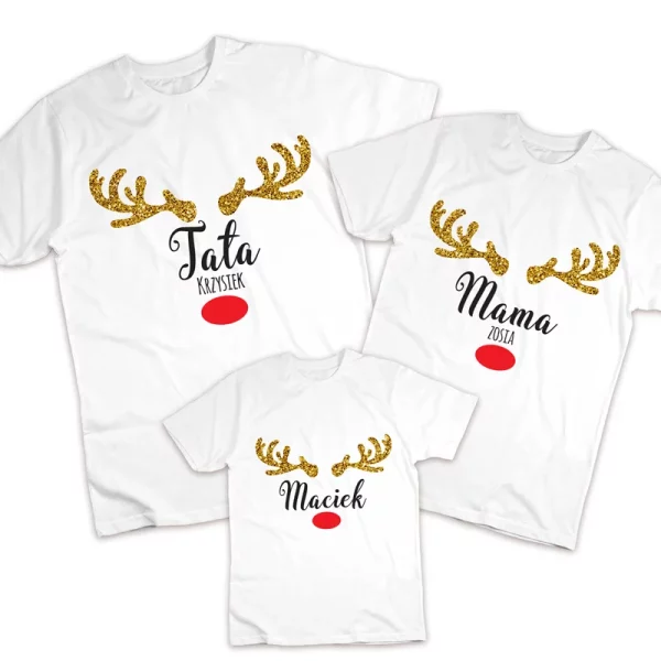 Białe t-shirty z imionami i świąteczną grafiką.