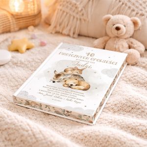 bajki-z-grafika-zwierzatek Książka z tytułem "40 magicznych opowieści spisanych dla Tadzi" leży na beżowym kocyku. Książka ma pastelowe ilustracje zwierząt i dekoracyjne elementy. W tle znajduje się pluszowy miś oraz dekoracyjne gwiazdki i różowe cukierki, co tworzy przytulną atmosferę.