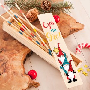 drewniana gra mikado z motywem świąteczny motyw z krasnalami drewniane etui
