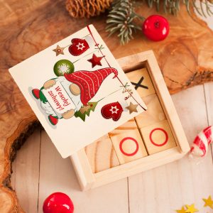 Świąteczna gra kółko i krzyżyk w drewnianym etui z wizerunkiem skrzata, 9 elementów z widocznymi kółkami i krzyżykami