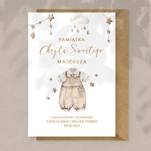 Kartka z życzeniami dla chłopca w zestawie z kopertą, życzenia dla chłopca na Chrzest Święty, motyw chłopięcego ubranka i gwiazdek, personalizowane miejsce na imię dziecka