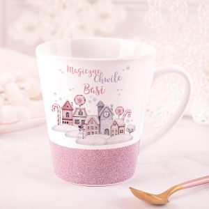 kubek latte peronalizowany z imieniem dziewczynki motyw rozow z brokatem tlo zimowe miasto prezent dla dziewczynki