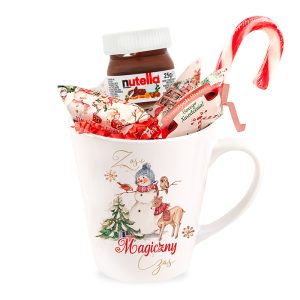 Kubek latte ze słodyczami, świąteczny prezent w zestawie z kubkiem i cukierkami z motywem świątecznym