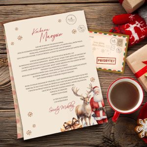 List z napisem "Kochana Marysiu" na beżowym tle, z oprawą świąteczną, obok kartka pocztowa z napisem "Święty Mikołaj Biegun Północny" oraz filiżanka kawy z piernikiem, na drewnianym stole, otoczone prezentami i świątecznymi akcesoriami.