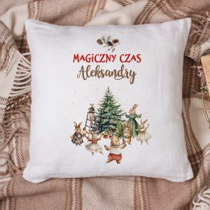 świąteczna poduszka magiczny czas z personalizowanym imieniem dziecka, motyw choinki i zwierząt, idealna dekoracja pomieszczenia, prezent dla dziecka