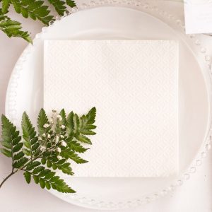 Białe, eleganckie serwetki na dekorację stołu. Idealna dekoracja na każdą uroczystość.