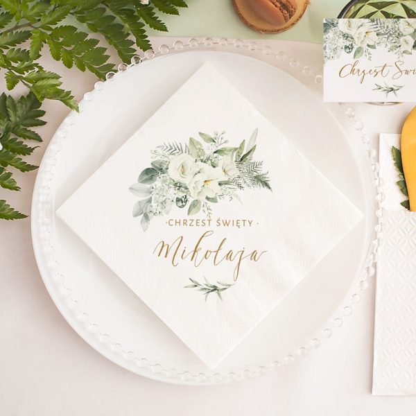Serwetki dekoracyjne z personalizacją imienia w motywie białych kwiatów, dekoracja stołu na Chrzest Święty
