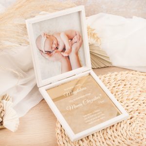 Skrzyneczka z lustrem i zdjęciem dziecka, zapytanie o bycie matką chrzestną, personalizowany podpis, wygrawerowany napis, zdjęcie dziecka, biała szkatułka z lustrem
