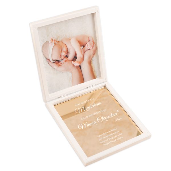 Białe pudełko z lustrem, wygrawerowany napis, zapytanie o bycie matką chrzestną, personalizowany podpis i zdjęcie dziecka, pudełko z lusterkiem