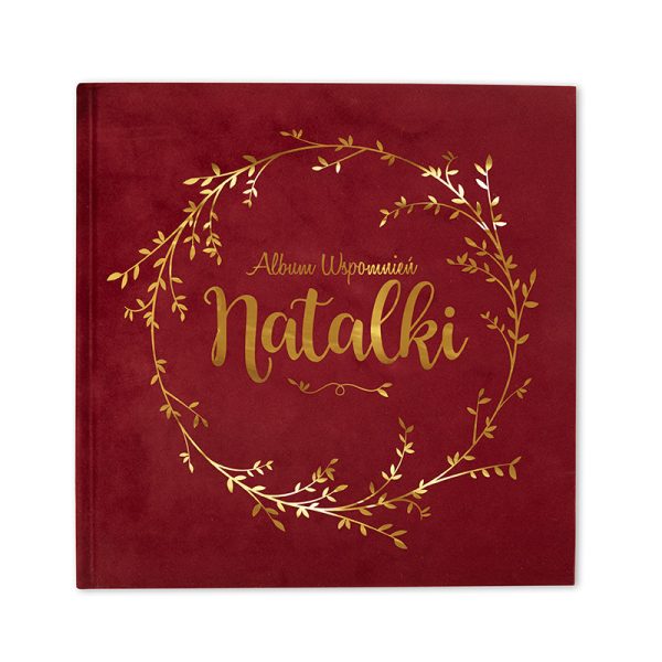 Czerwony album na zdjęcia z napisem 'Album Wspomnień Natalki' w złotym kolorze, ozdobiony delikatnym wzorem liści w formie wianka.