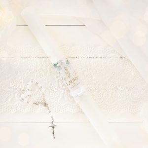 Personalizowana świeca na Chrzest Święty z samoprzylepną etykietą z imieniam dziecka w motywie z kolekcji Liście Eukaliptysa
