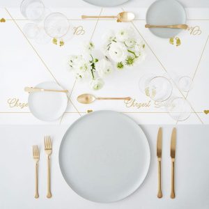 Aranżacja stołu z kolekcji Małe Stópki, dekoracja stołu w biało złotym kolorze na Chrzest Święty