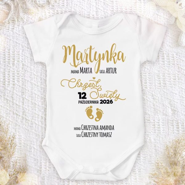 Biały body dziecięcy z napisem "Martynka, mama Marta, tata Artur, Chrzest Święty, 12 października 2026" oraz imionami rodziców chrzestnych: "mama Chrzestna Amanda, tata Chrzestny Tomasz". Na dole znajdują się małe odciski stóp.