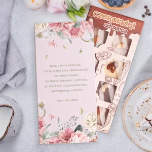 Spersonalizowane życzenia dla babci na czekoladzie prezentowej zapakowanej w ozdobną etykietę