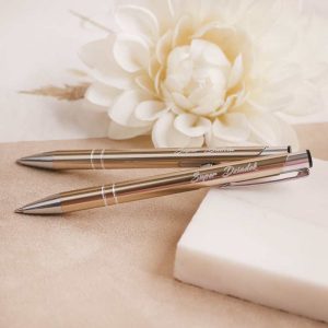 Długopisy z wygrawerowanymi imionami babci i dziadka, wyjątkowy prezent z okazji Dnia Babci i Dziadka
