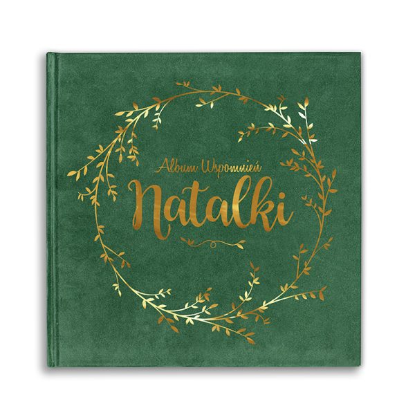 Zielona okładka albumu z wytłoczonym złotym napisem 'Album Wspomnień Natalki', otoczonym dekoracyjnym wiankiem z liści.