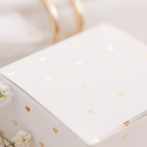Kartonowe pudełeczko na upominki dla gości z okazji obecności na uroczystości, pudełeczko ze złotymi serduszkami