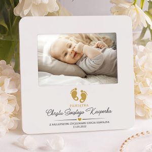 Personalizowana ramka na zdjęcie dziecka, biała ramka z grafiką z kolekcji Małe stópki z personalizacją podpisu oraz imienia dziecka
