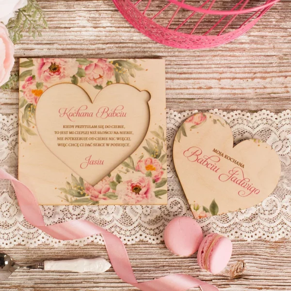 Drewniana laurka w kształcie serca z personalizacją imienia Babci i grafiką różowych kwiatów