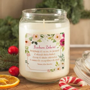 Zapachowa świeca w szklanym słoju z etykietą z życzeniami dla Babci