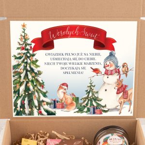 Kartka świąteczna z napisem 'Wesołych Świąt' na czerwonej wstędze, przedstawiająca choinkę, bałwana, lisa oraz sarnę w zimowej scenerii, otoczone prezentami i ptakami.