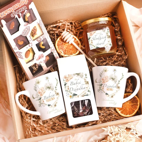 Zestaw prezentowy dla Babci i dla Dziadka z herbatą i słodkosciami, personalizowane kubki