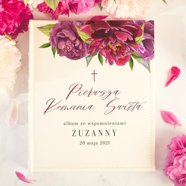 Pamiątkowy album na zdjęcia z personalizowaną okładką, album komunijny na wklejane zdjęcia z napisem wykonanym ozdobną czcionką