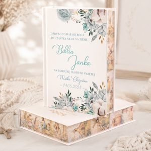 Biblia z dedykacją, ozdobiona kwiatami, w eleganckim pudełku z datą komunii 14.05.2023.