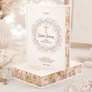 Elegancka Biblia z personalizowaną okładką, zdobiona motywem roślinnym i krzyżem, nawiązująca do chrztu lub komunii.