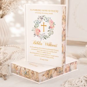 Elegancka Biblia z motywem kwiatowym i złotym krzyżem, z dedykacją na pamiątkę Chrztu Świętego.