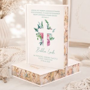 Elegancka Biblia z białą okładką, ozdobiona różami i krzyżem, z napisem "Biblia Lenki" dedykowana na chrzest.