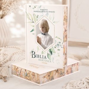 Biblia z ilustracjami, z napisem "Biblia Bartosza", datą 21.05.2023, w eleganckim opakowaniu, z wizerunkiem chłopca modlącego się.