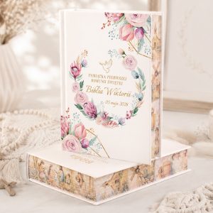 Książka nawiązująca do Pierwszej Komunii Świętej, ozdobiona kwiatowym wzorem i napisem "Biblia Wiktorii".