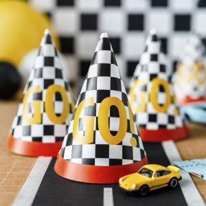 Czapeczki urodzinowe dla chłopca na przyjęcie urodzinowe w motywie samochodowym