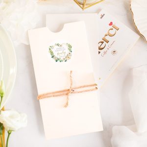 Tabliczka czekolady Merci w ozdobnym kartoniku z personalizowaną naklejką, podziękowanie komunijne dla gości, chrzestnych lub dziadków.