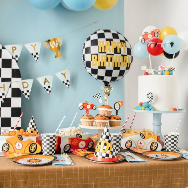 Aranżacja dekoracji z wykorzystamiem motywu samochodowego dla chłopca na urodzinki