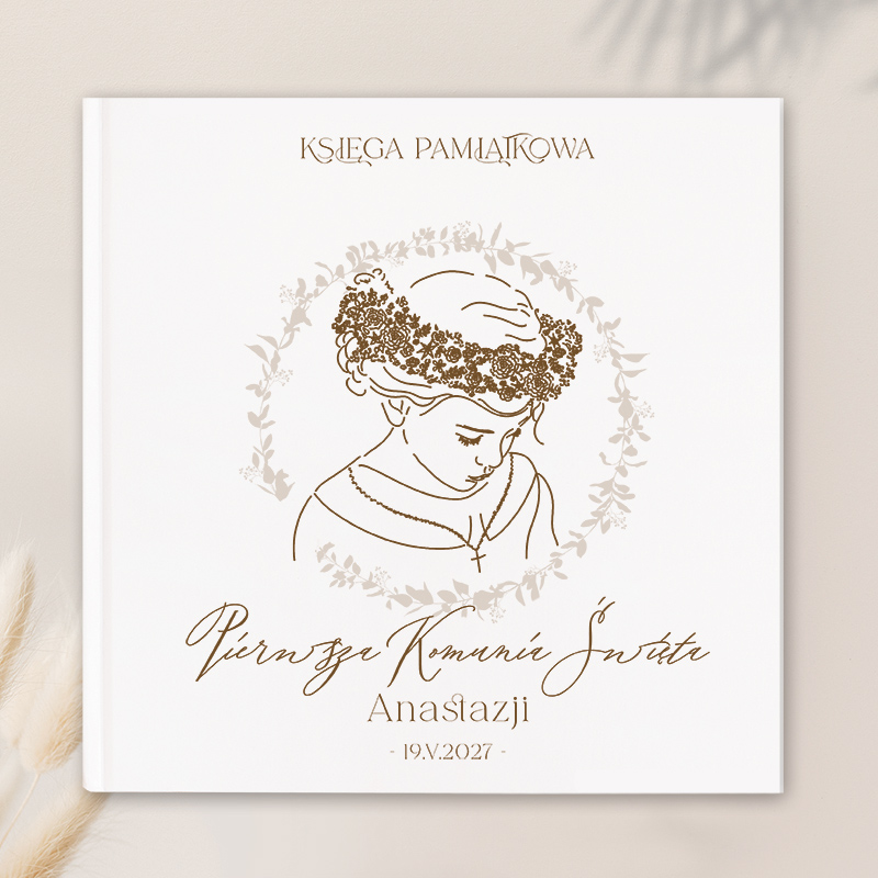 Okładka albumu prezentująca rysunek dziewczynki z bukietem kwiatów na głowie, otoczona delikatnym, roślinnym wiankiem, z napisem "KSIĘGA PAMIĄTKOWA" oraz informacjami o Pierwszej Komunii Świętej: imię Anastazji i datą 19.V.2027.