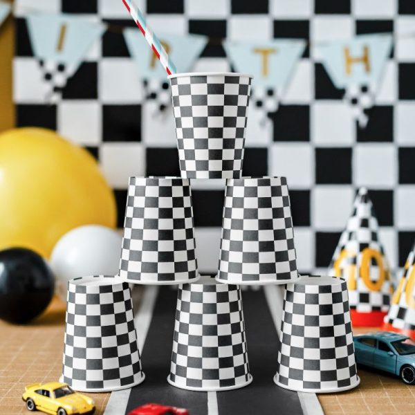Papierowe kubeczki z z szachownicą na napoje na przyjęcie