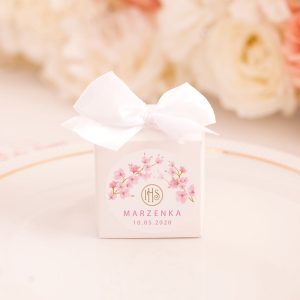 Kwaratowe białę pudełeczka na drobne prezenty dla gości komunijnych z etykietą magnolii