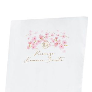 Biały pokrowiec na krzesło z kwadratowym oparciem. Na pokrowcu jest napis Pierwsza Komunia Święta oraz różowe magnolie.
