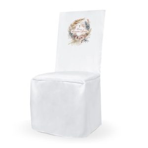 Biały pokrowiec uniwersalny na krzesło z napisem na oparciu Pierwsza komunia św. oraz zdobieniem w postaci wianka z kwiatów w stylu boho.