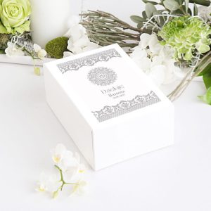 Prostokątn pudełko na ciasto komunijne dla gości z personalizowaną etykiet z grafiką srebrna koronka