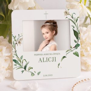 Ramka z personalizacją imienia dziecka, ramka na pamiątkową fotografię z Komunii Świętej w motywie delikatnych lilii