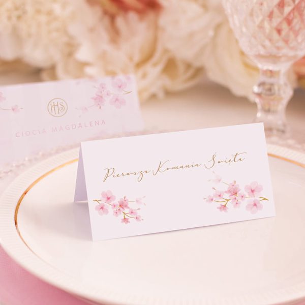 Wizytówki dla gości, zrobione z wysokiej jakości papieru. Kolekcja z kwiatami różowych magnolii i złotymi zdobieniami, to świetny wybór zarówno na Komunię jak i Chrzest Św.