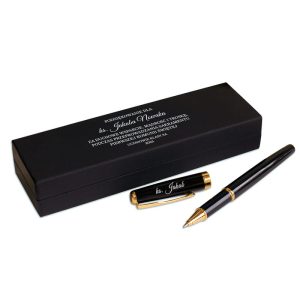 Długopisy w eleganckim czarnym pudełku z dedykacją dla księdza. Prezent komunijny, podziękowanie.